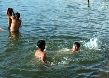 Amid soaring temperature youth take dip in Dal Lake Srinagar