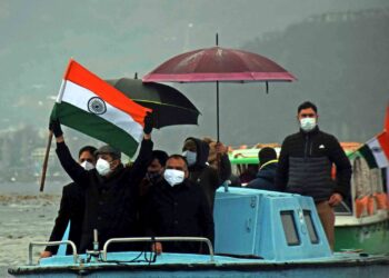 Advisor Baseer Khan flanked by Div Com Kashmir and SMC Mayor waving tricolor to flag off the Shikara Rally in  Dal Lake in Srinagar