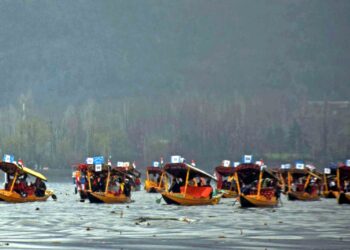 Advisor Baseer Khan flanked by Div Com Kashmir and SMC Mayor waving tricolor to flag off the Shikara Rally in Dal Lake in Srinagar
