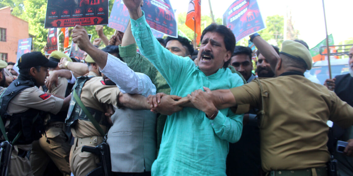 BJP holds protest against liquor sale in Srinagar, march to CM residence foiled; several leaders detained