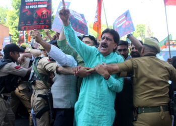 BJP holds protest against liquor sale in Srinagar, march to CM residence foiled; several leaders detained