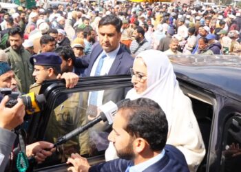 Dr Darakhshan gets on the spot appreciation from people for Eid arrangements 