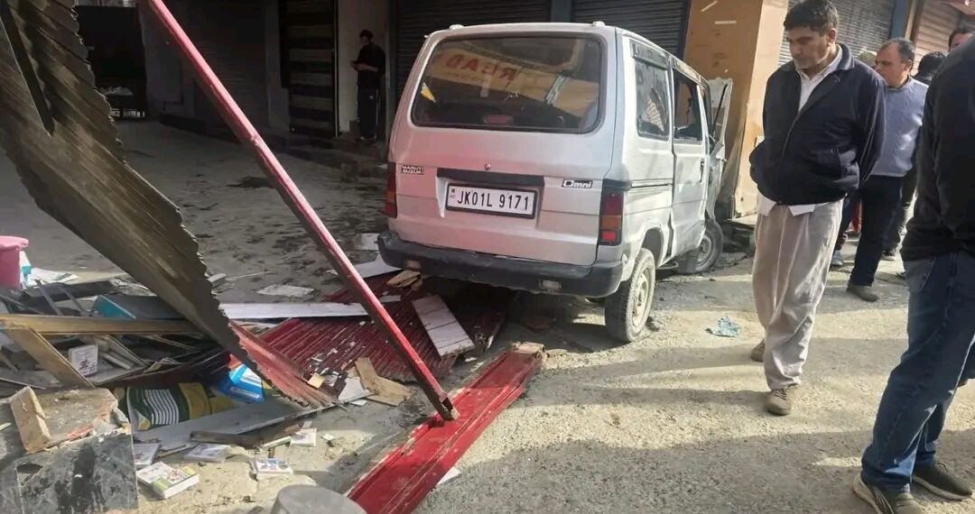 Driver dies after crashing into shop near Srinagar’s Lal Chowk