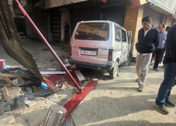 Driver dies after crashing into shop near Srinagar’s Lal Chowk