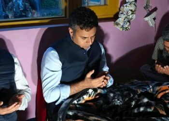 DC Anantnag Visits Bereaved Family, Sanctions Aid After Qazigund Accident