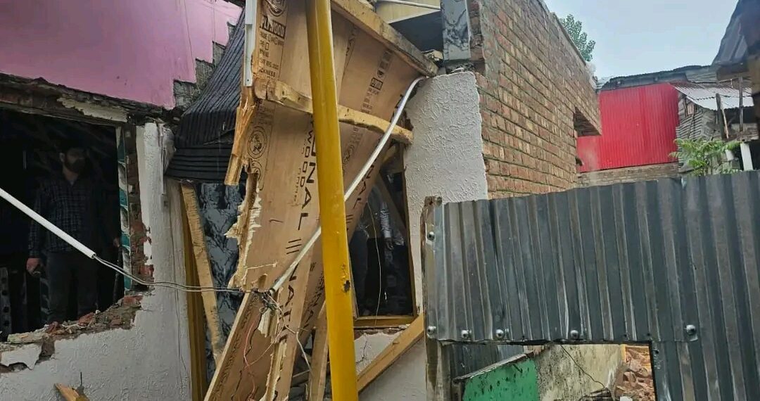 Police demolish illegal structure of drug peddler in Srinagar, issues stern warning