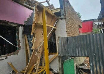 Police demolish illegal structure of drug peddler in Srinagar, issues stern warning