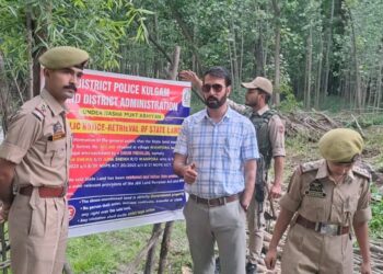 Police, District Administration retrieve state land worth ₹18 lakhs from drug peddler in Kulgam