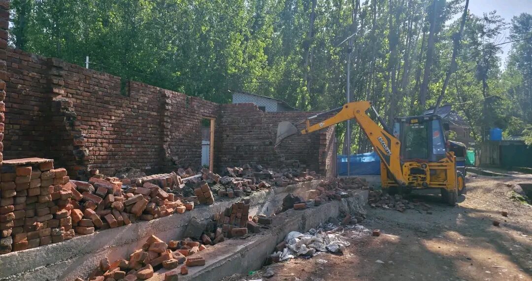 Police demolish Property Of NDPS Accused In Kulgam