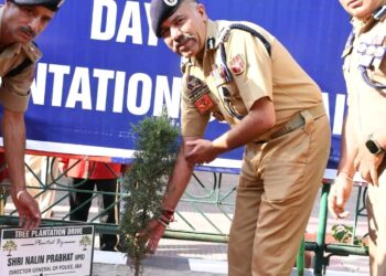 DGP J&K leads tree plantation drive at DPL Srinagar on World Environment Day