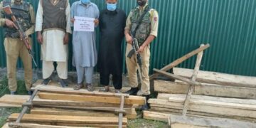 J&K Police busts illegal timber smuggling bid in Baramulla; Three Arrested