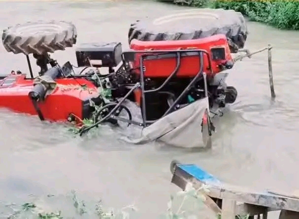 Youth killed as tractor plunges into canal in Bandipora