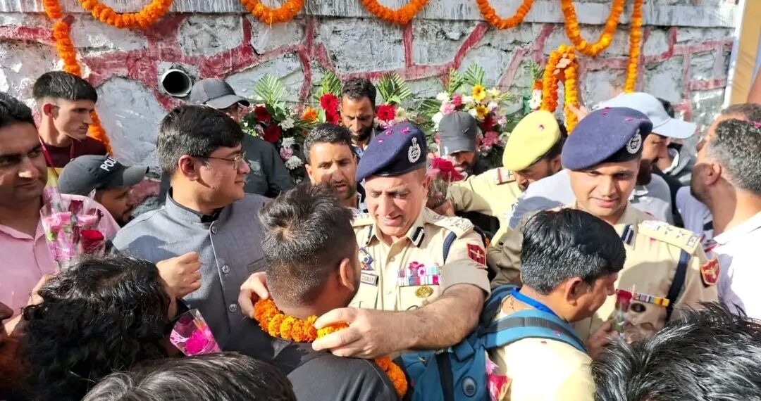 J&K Police extends grand welcome to Amarnath Yatris in Ganderbal