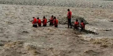 Jammu Police, SDRF rescue four boys trapped in River Tawi