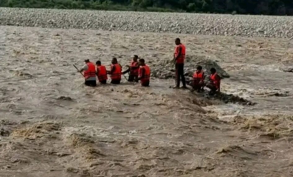Jammu Police, SDRF rescue four boys trapped in River Tawi