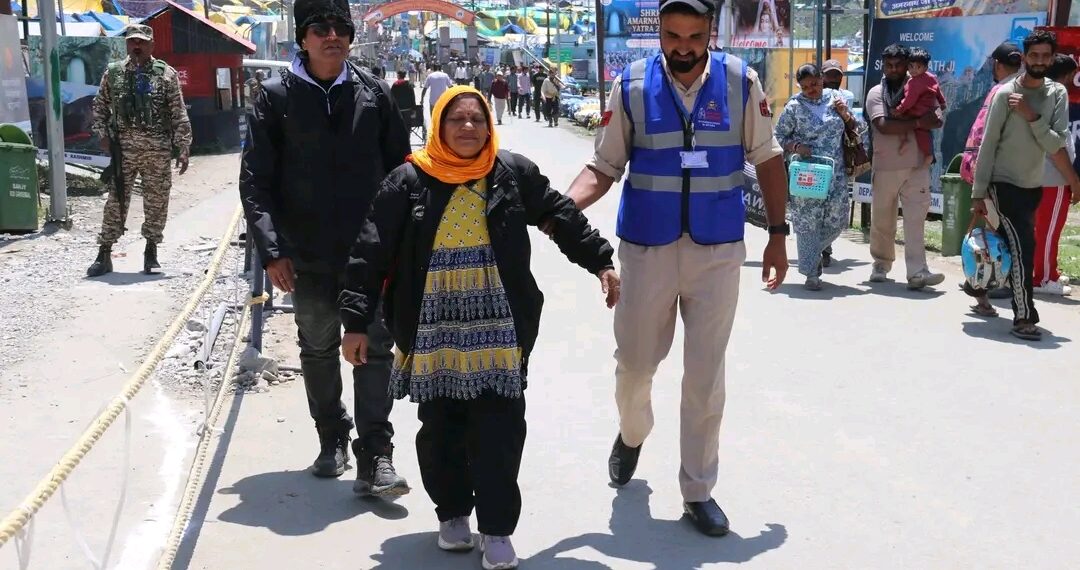 Ganderbal Police Extend Helping Hand to Pilgrims Along Yatra Route