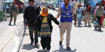 Ganderbal Police Extend Helping Hand to Pilgrims Along Yatra Route