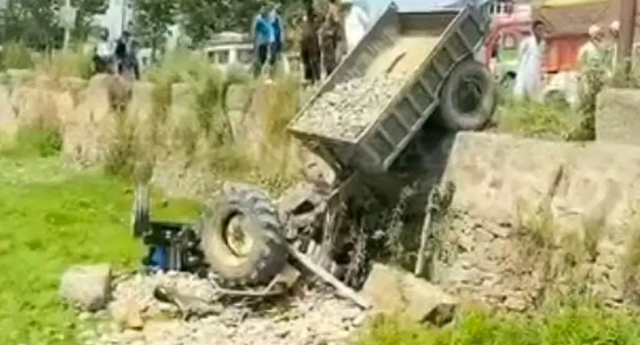Driver killed after tractor overturns in Budgam