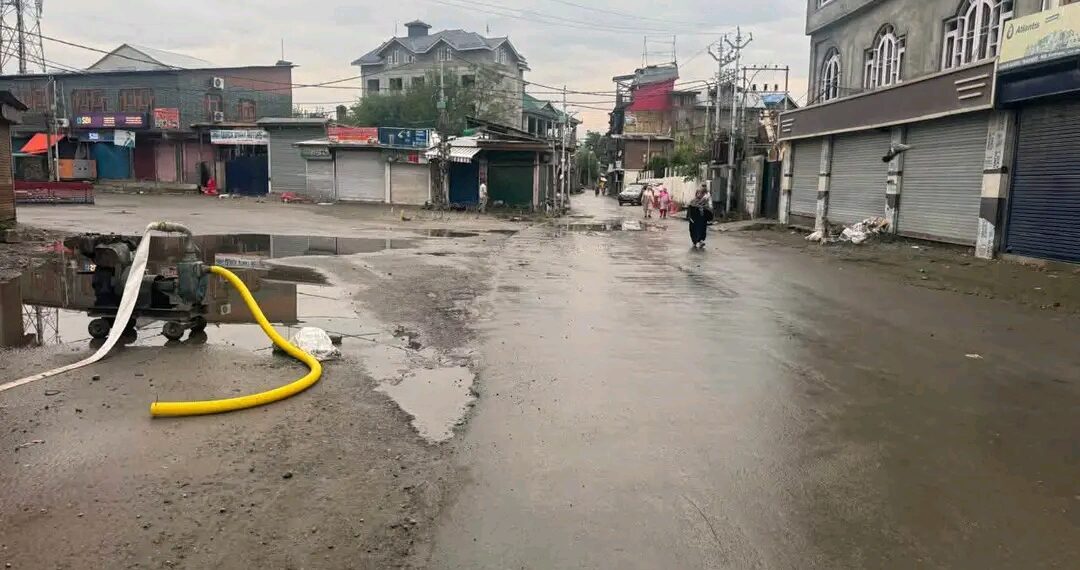 SMC addresses waterlogging across Srinagar, steps up coordinated drainage response