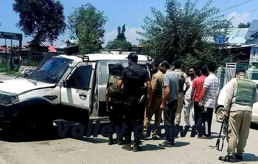 DSP, constable injured in road accident in Awantipora