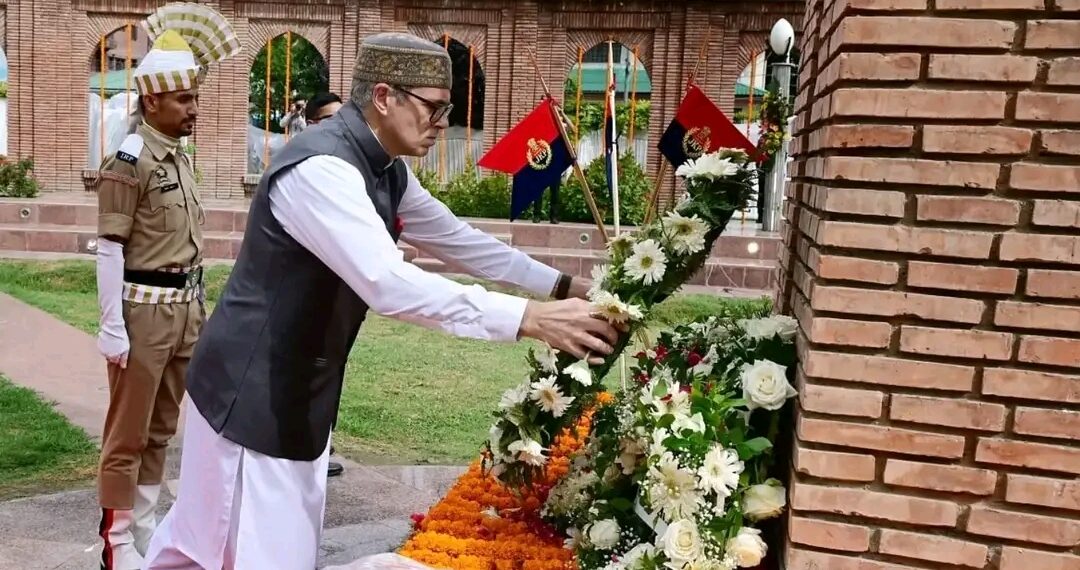 CM Omar Abdullah pays floral tributes at Balidan Stambh on 80th Independence Day