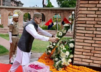 CM Omar Abdullah pays floral tributes at Balidan Stambh on 80th Independence Day