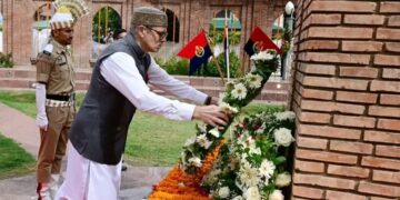 CM Omar Abdullah pays floral tributes at Balidan Stambh on 80th Independence Day
