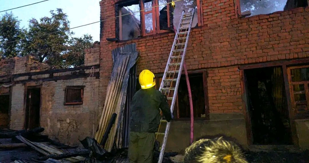 Three houses gutted in midnight blaze in Budgam village