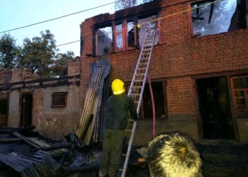 Three houses gutted in midnight blaze in Budgam village