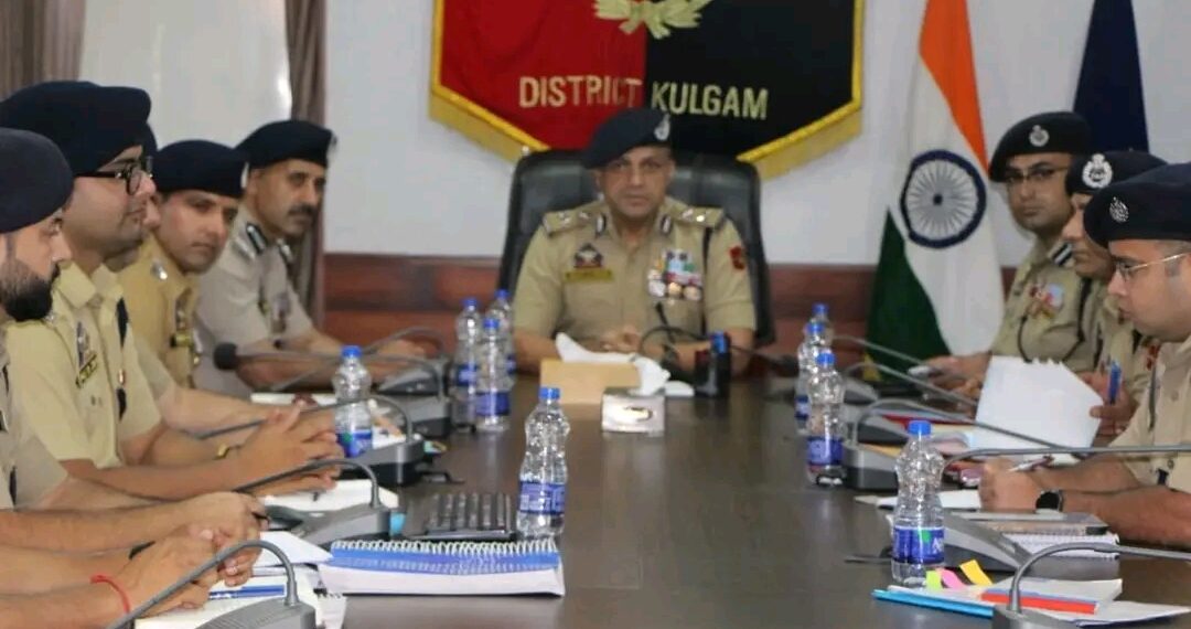 IGP Kashmir visits Kulgam, Shopian districts; reviews Security, Crime, Counter-Terrorism operations 