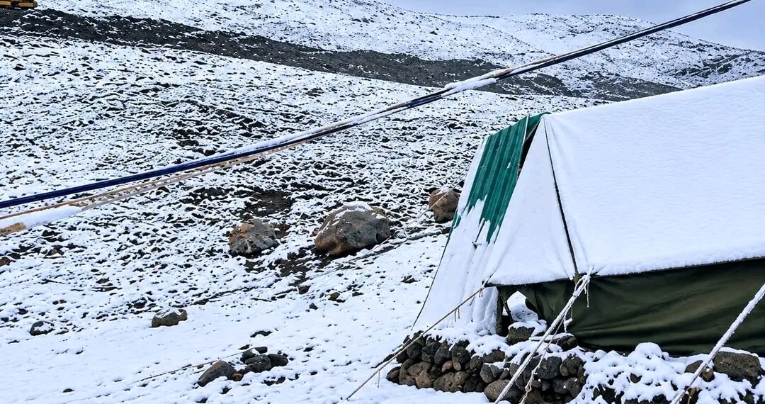 Fresh snowfall blankets Gurez as rain lashes Kashmir