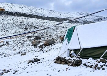 Fresh snowfall blankets Gurez as rain lashes Kashmir