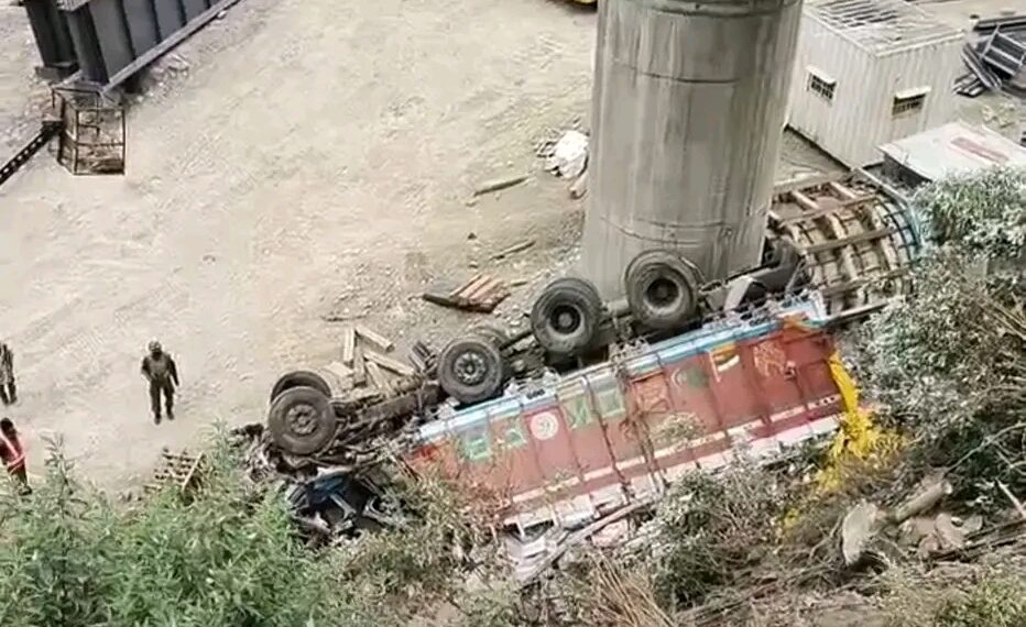 Driver killed, conductor injured as truck plunges into Gorge in Ramban