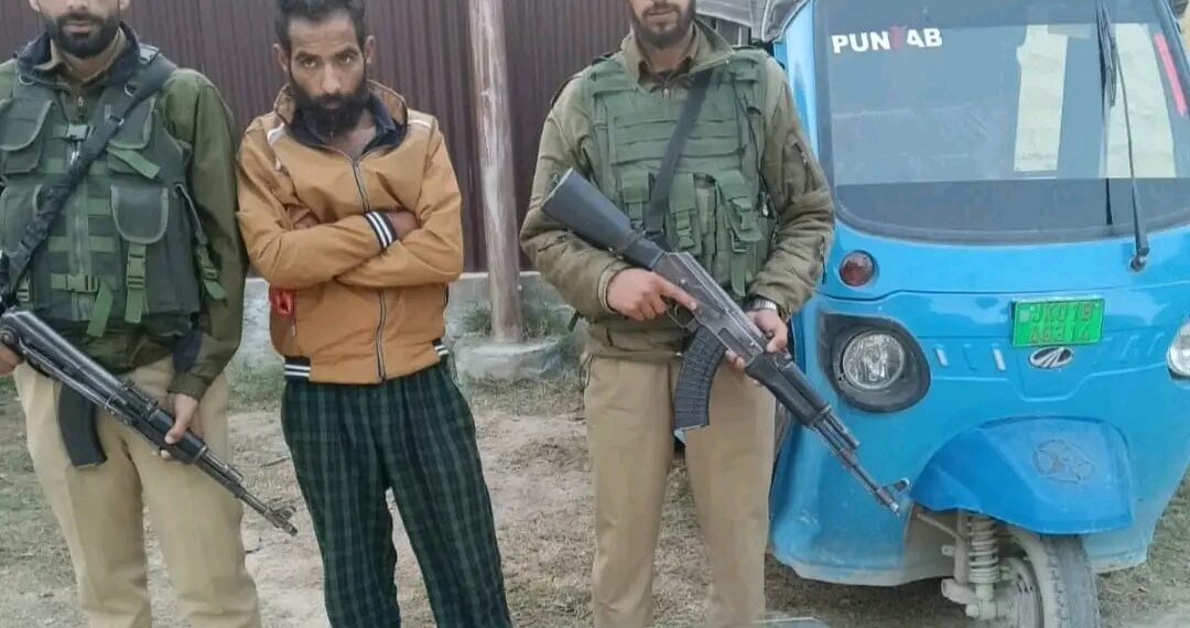 Police apprehends habitual offender in two theft cases in Baramulla; Cash and auto-rickshaw seized