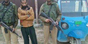 Police apprehends habitual offender in two theft cases in Baramulla; Cash and auto-rickshaw seized