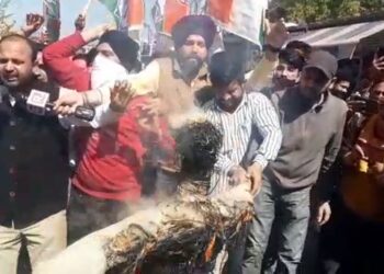 2 way split in JK Cong: one group protests against Azad, another shows solidarity with him