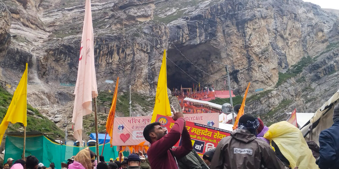 Amarnath Yatra Sets New Historic Record: Over 3 Lakh Pilgrims Perform Darshan in 12 Days