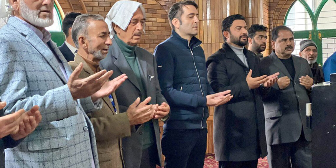 Ghulam Nabi Azad alongwith his son paid an obeisance at the shrine of Syed Meerak Shah Kashani in Srinagar