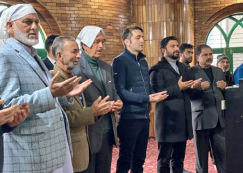 Ghulam Nabi Azad alongwith his son paid an obeisance at the shrine of Syed Meerak Shah Kashani in Srinagar
