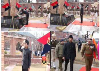 Div Com(K) unfurls National Flag, Inspects Parade at Bakshi Stadium