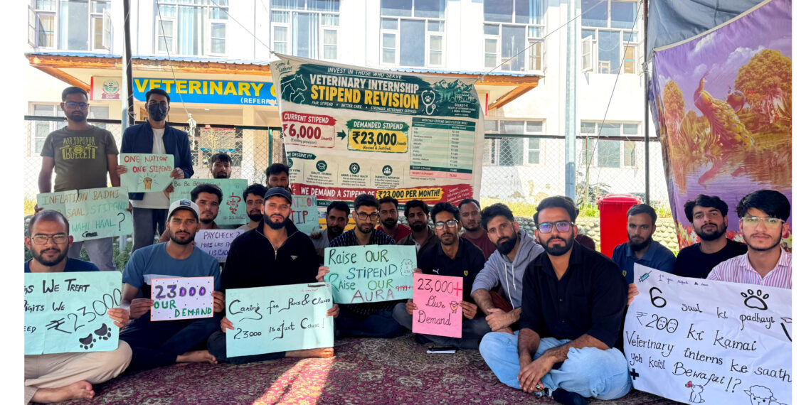 J&K Students Association Delegation Meets Protesting Veterinary Students, Seeks CM’s Intervention on Long-Pending Stipend Hike
