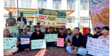 J&K Students Association Delegation Meets Protesting Veterinary Students, Seeks CM’s Intervention on Long-Pending Stipend Hike