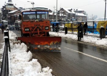 Snow clearing vehicle on job in Srinagar as Snowfall counts on day-2