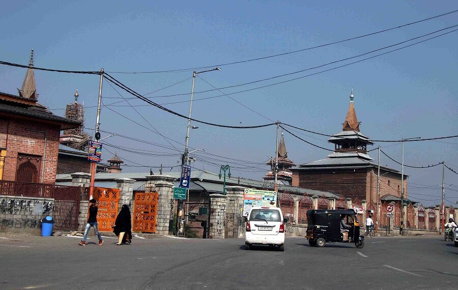 Shops shut, normal life crippled outside historic Jamia Masjid Srinagar on Thursday on second anniversary of Art 370 abrogation -Pic/Kashmir Horizon