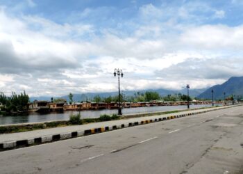 COVID-19: A deserted view of tourist hub Boulevard road on the banks of famous Dal Lake in Srinagar amid  lockdown