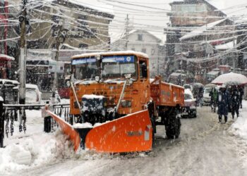 Snow clearance operation in progress in Srinagar as heavy snow fall disrupting the normal life on Tuesday