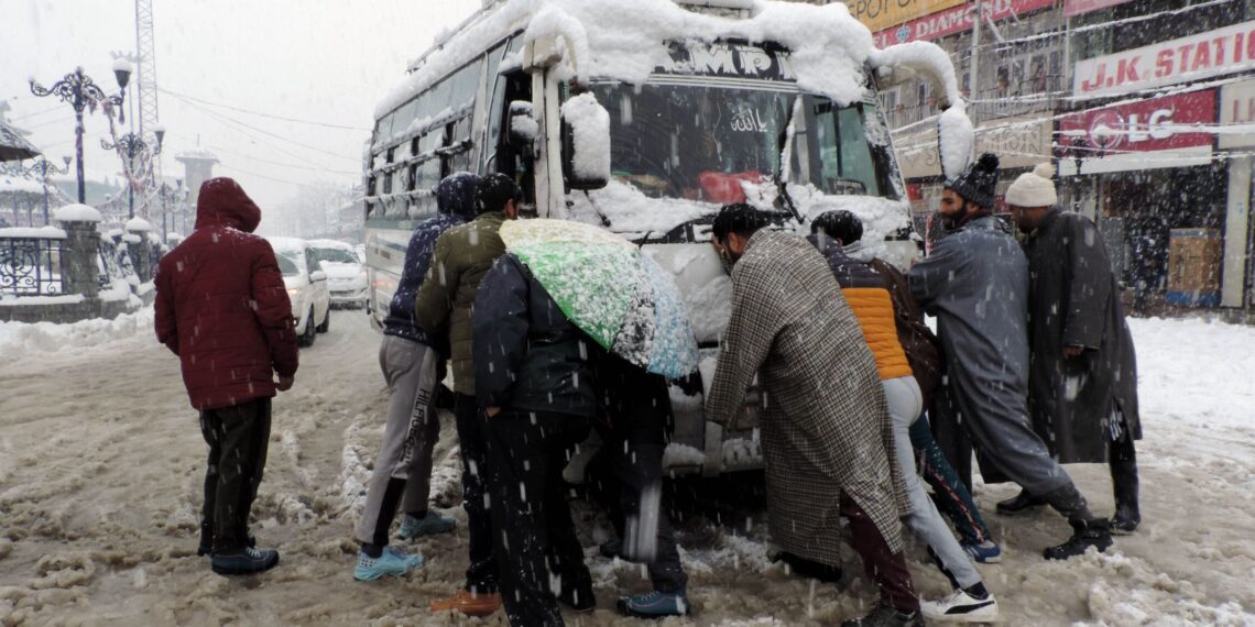 JK Govt’s tall claims on snow clearance prove ‘hoax’