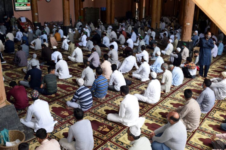 Friday prayers offered at Jamia Masjid, Srinagar after 3 months