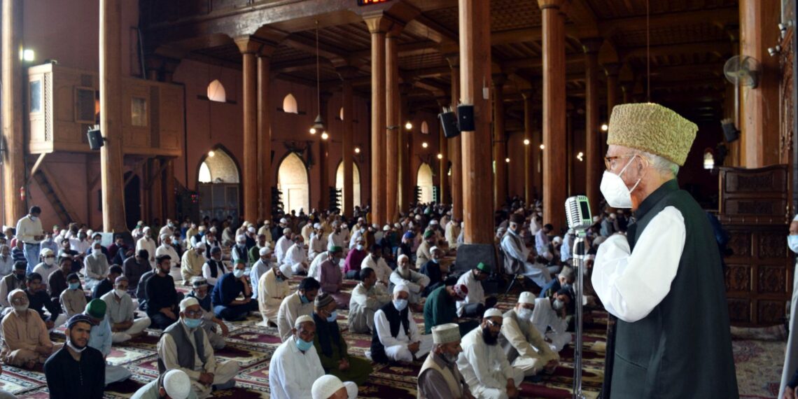Friday prayers offered at Jamia Masjid, Srinagar after 3 months