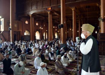 Friday prayers offered at Jamia Masjid, Srinagar after 3 months